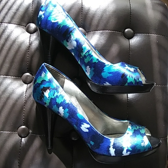 Style & Co. Celine Women’s Peep Toe Heels with Blue Floral Fabric - Picture 4 of 7